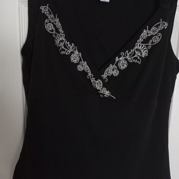 Nine& CO by nine west Black Embroidery Waste up V- - Picture 2 of 8
